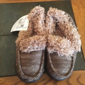 Mukluks slippers size M.